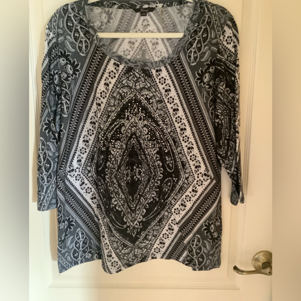 Women’s top long sleeves black & white with stones round neck  size XXL